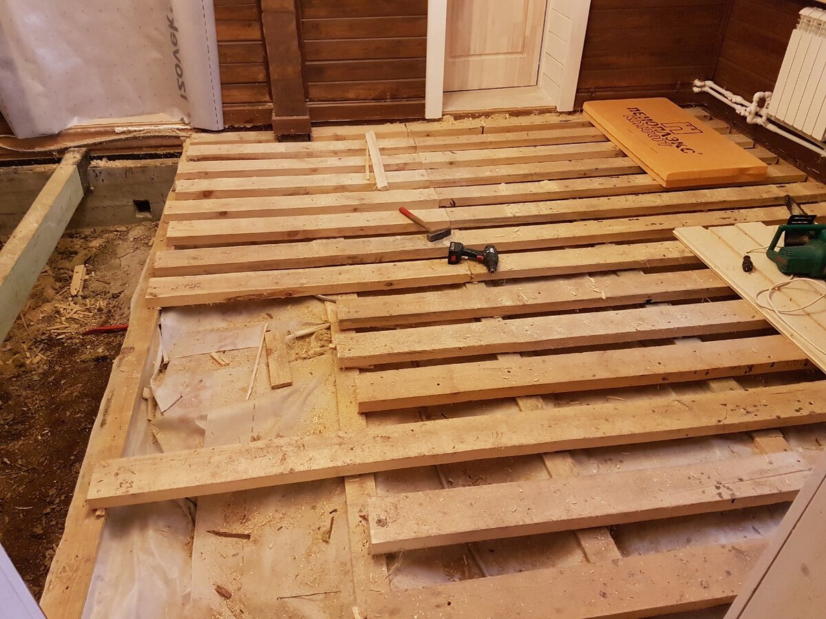 Процесс демонтажа пола в загородном доме