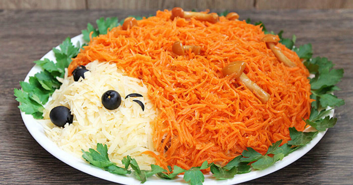 Салат с шампиньонами курицей и корейской морковкой. Салат Ежик. Салат Ёжик с корейской морковкой. Салат украсить корейской морковкой. Украшение салата корейской морковью.