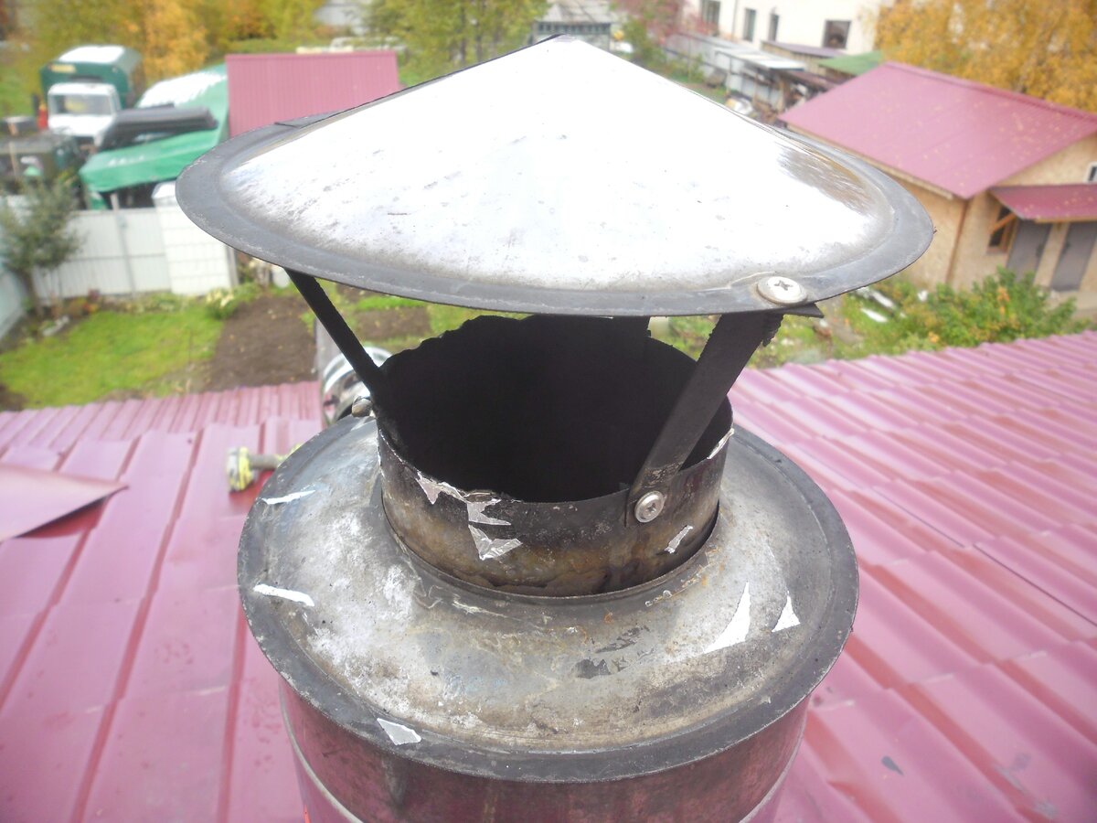 Щель между трубой и стаканом.