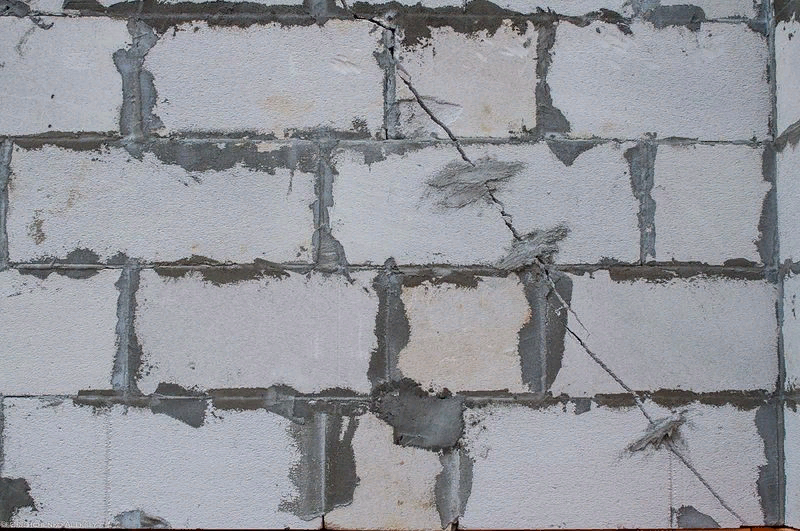 Трещина на стене из газобетона (Источник: Яндекс.Картинки)
