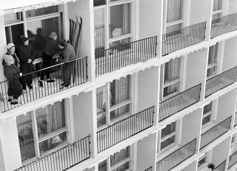 Семья на балконе новой квартиры. 1963 год