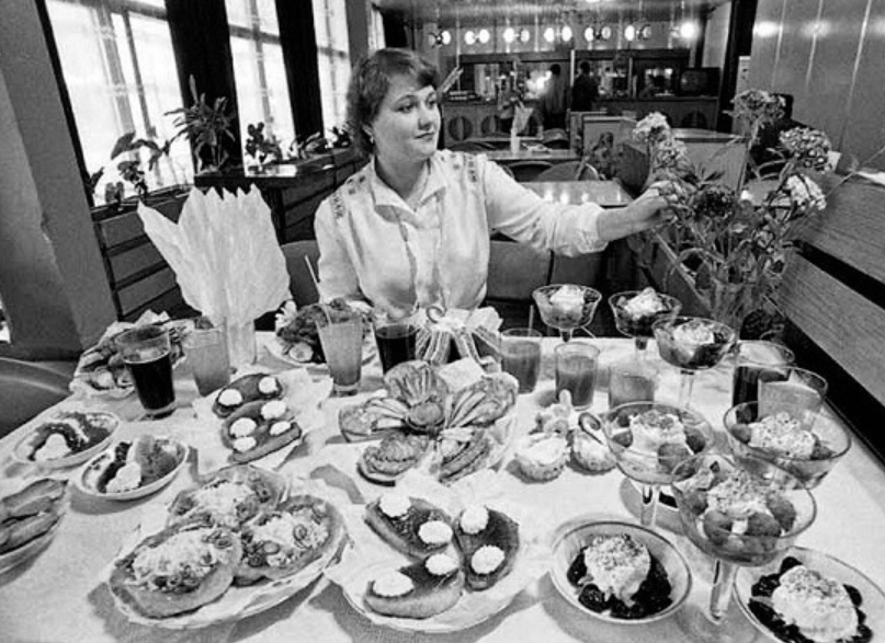 Вкусные советские продукты. Советские блюда популярные. Аппетитные блюда. Блюда 60 х. Ленинградский стройфаянс клеймо.