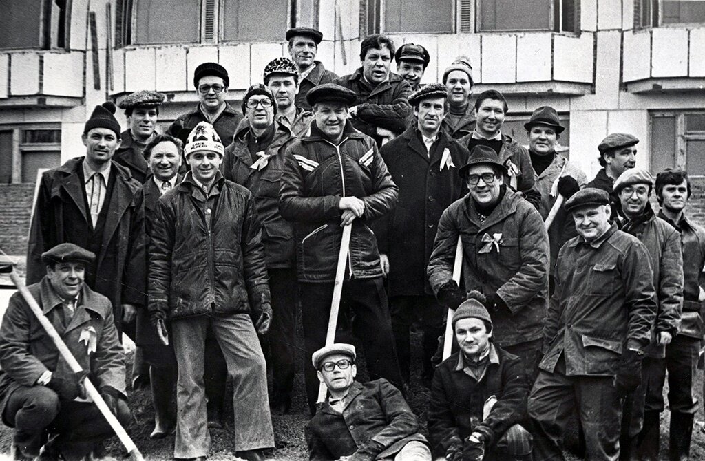 25 апреля 1982. Плакаты из журналов. 25 апреля 1982. 25 апреля 1982. Марка 1982.