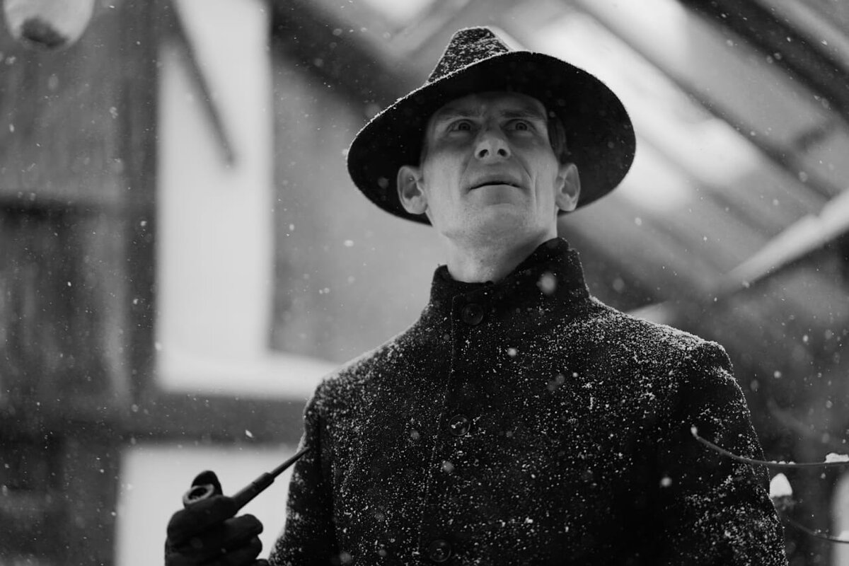 ᛞᛁᛖ᛫ᚲᚱᚨᚠᛏ᛫ᛞᛖᚱ᛫ᛊᚲᚺᚹᚨᚱᛉᛖᚾ᛫ᛊᛟᚾᚾᛖ