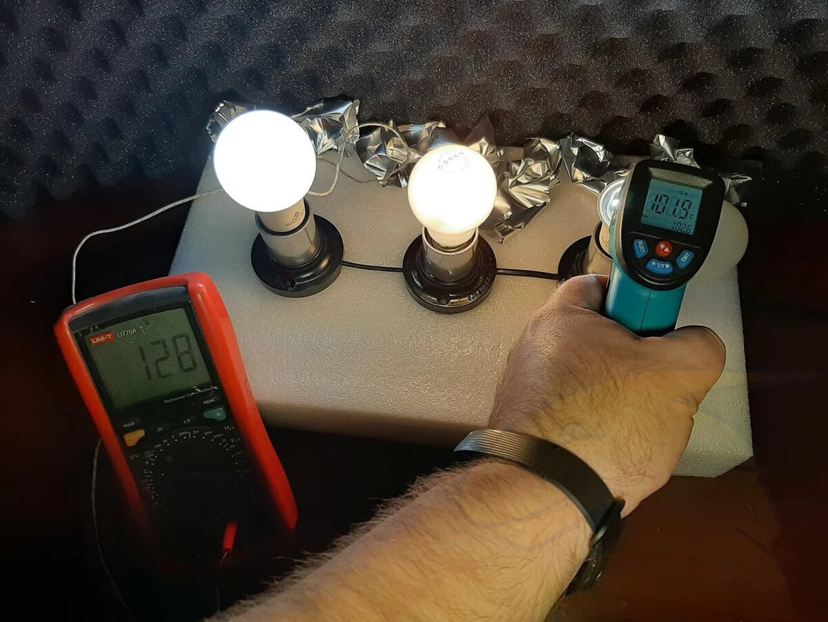 Слева - температура светодиодов под рассеивателем, справа - без. Фото автора. 