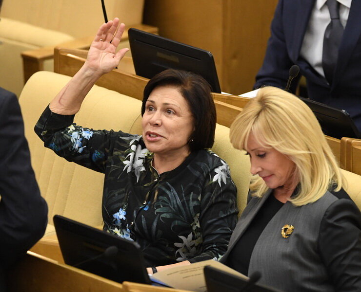 Ирина Роднина (слева) и Оксана Пушкина в зале заседаний Госдумы РФ. Фото: m.newsru.com