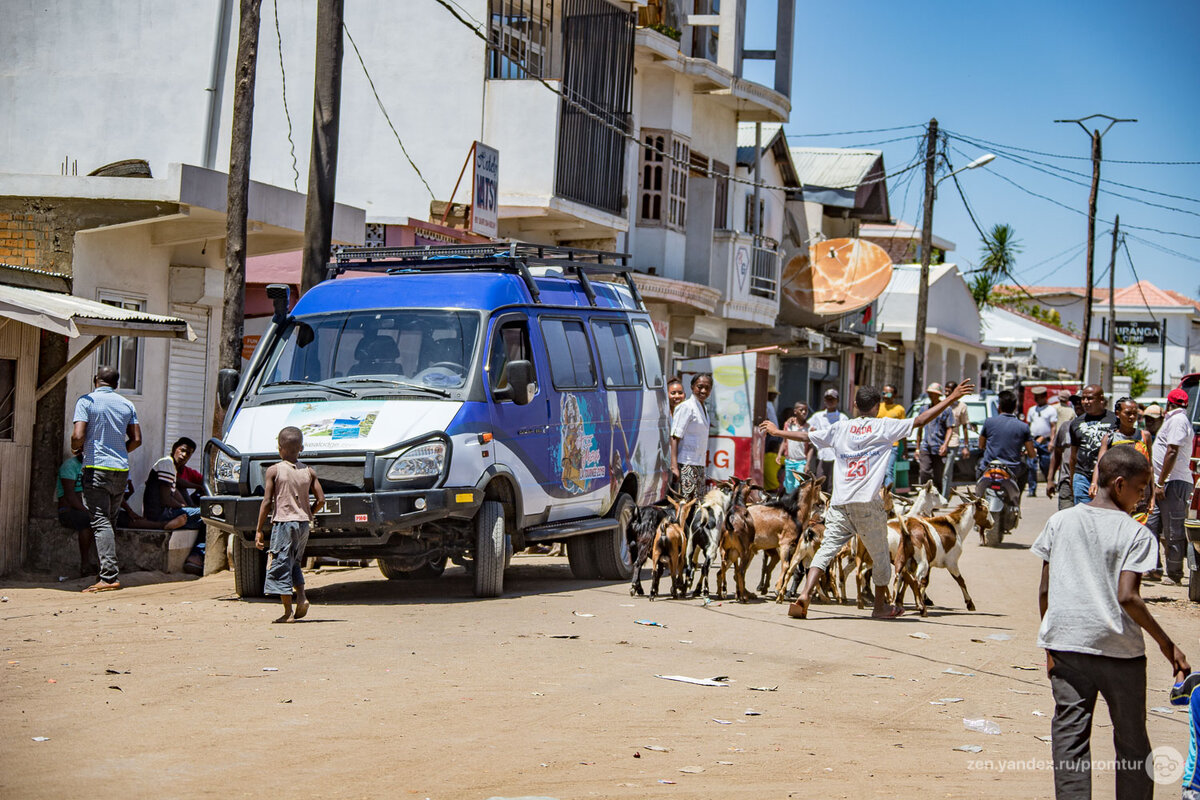 «Шишига» на Мадагаскаре. Местные любят его за кондовость и лёгкость в ремонте. Девчонкам он нравится за брутальность…