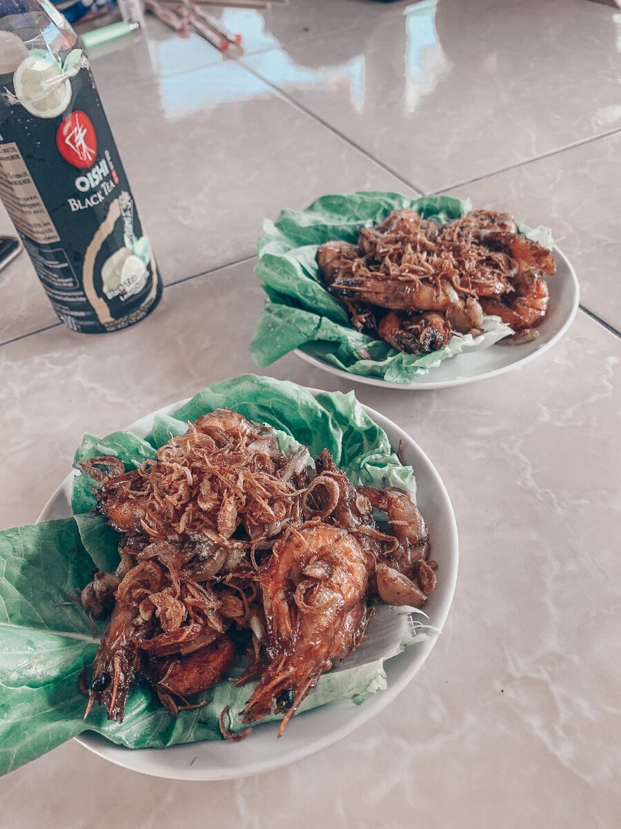 Что мы едим в Тайланде🍜🌯
.
.
Мы уже второй раз в Паттаей и ни разу не травились местной едой!
- ТОМ ЯМ
Этот тайский суп просто Король Вечеринок!
Суп на курином бульоне с кокосовыми молоком, с креветками, грибами и помидорой! Это надо обязательно попробовать!!!
- КХАУ ПХАД 
Жареный рис с курицей или морепродуктами! Никогда не думал,что полюблю жареный рис- это безумно вкусно 🤤
- ФРУКТЫ 🍉🍍🥥
Они тут просто божественно вкусные!
Я обычно ем  ананас( мне хотелось чтоб в меня его кинули ещё при выходе из самолёта 😅), арбуз, манго🤤, мангустин и кокос! Остальное впечатлило меньше)
Дуриан- до сих пор не попробовали.... очкуем 😅
- ТАЙСКОЕ МОРОЖЕНОЕ 
Очень вкусное и недорогое, продаётся в маркетах 7/11 или Familly Mart! Кокосовое просто 🔥
- УЛИЧНАЯ ЕДА 
Фруктовые шейки - тут главное смотреть, чтобы была чистая вода или можно принести свою!
Шашлыки из рыбы, курицы, креветки и морепродукты на мангале - едим это постоянно, тоже нужно смотреть чтоб все было чистое и свежее! 
Тайская Шаурма - вкусно, быстро и недорого! 
.
.
Жареных тараканов и прочую прелесть 😅обходим стороной, у меня она интересна не вызывает от слова - СОВСЕМ🤣
.
.
И если вы не любите острое, то говорите - МАЙ ПЕТ(по тайский) или NO SPICES 🌶
.
Вам что нравится из тайской кухни?
Что советуете попробовать ?