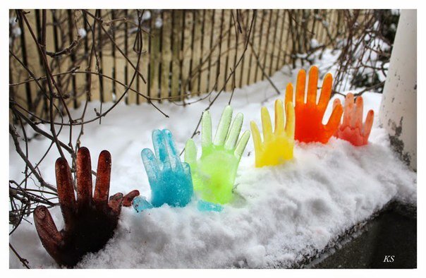 Ледяные руки из силиконовых перчаток