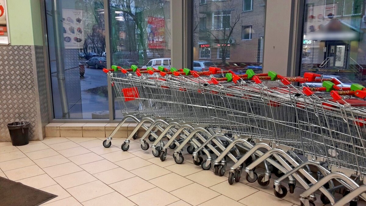 Тамбур в супермаркете.