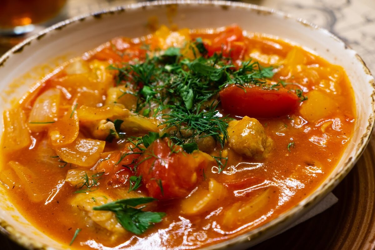 Рагу с курицей, овощами и томатным соусом