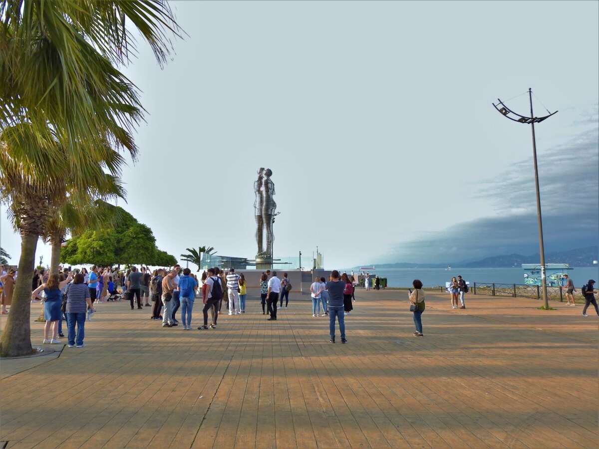 Впереди, на берегу Чёрного моря, статуя "Али и Нино"