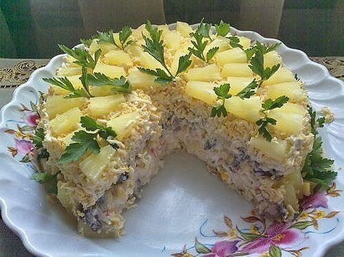 Такой салатик выглядит очень празднично!