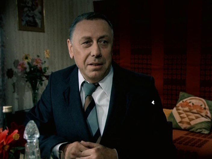 А Владимир не хочет перемен, ему не нужно повышение на работе и размен квартир с последующим объединением. Ему хорошо в своем старом кресле и это его право