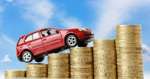 
Иномарка не по карману: как вырастут цены на авто
В 2020 году новые легковые машины подорожают на 7-10%
Ксения Чемоданова
Стоимость новых автомобилей в России за пять лет выросла в 1,5 раза. Причем подорожали как отечественные, так и импортные машины. Одновременно растут цены и на подержанные авто. В следующем году ценники на легковушки могут взлететь еще на 7-10%, предупреждают опрошенные «Газетой. Ru» аналитики.

В период с 2014 по 2019 года средневзвешенные цены на новые легковые автомобили вросли на 54%, свидетельствую результаты исследования аналитического агентства «Автостат». Так, если в 2014 году средняя стоимость нового авто составляла чуть больше одного миллиона рублей, то по итогам 11 месяцев 2019 года этот показатель вырос до 1,53 млн рублей.

Наиболее активно цены росли в конце 2014 – начале 2015 года, тогда стоимость новых машин подскочила более чем на 15%. Также довольно заметно авто прибавили в цене в начале текущего года, когда автопроизводители вынуждены были компенсировать повышение ставки НДС с 18 до 20% за счет своих клиентов. Например, с январь по сентябрь средняя стоимость иномарки выросла с 925,4 тыс. рублей до 1,006 млн. рублей, свидетельствуют данные Росстата. Больше других подорожали марки массового сегмента – Kia, Renault и Hyundai.

Подорожали и отечественные машины. За год средняя цена на российские модели выросла с 549,6 тыс. до 560 тыс. рублей за базовую комплектацию. Как рассказали «Газете.Ru» в пресс-службе АвтоВАЗа, автоконцерн был вынужден повысить в этом году цены на свою продукцию дважды. Последний перерасчет прейскуранта произошел в августе: тогда компания повысила цена на 0,9% на весь модельный ряд Lada.