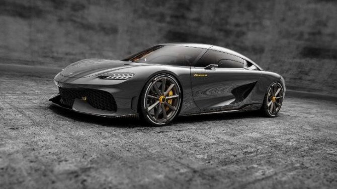 Koenigsegg Gemera, впервые в истории марки оснащена 3-цилиндровым двигателем — 2-литровым бензомотором с двойным турбонаддувом. 
Он служит основой PHEV-гибридной силовой установки, в состав которой также вошли 3 электродвигателя. Один из них, вместе с ДВС, приводит в движение передние колёса, а ещё пара — задние.

Суммарная мощность всего этого — 1 700 л. с., а крутящий момент — 3 500 Нм. Разгон до 100 км/ч у Koenigsegg Gemera занимает всего 1,9 сек., а пробег на электротяге составляет 50 км. При этом гибридный гиперкар способен разогнаться до 300 км/ч.

