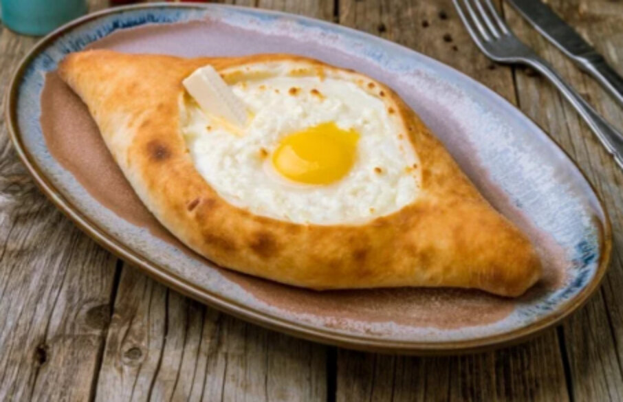 Ингредиенты для хачапури по-аджарски:
Мука - 700 г
Молоко - 100 мл
Растительно-сливочная смесь - 100 г
Питьевая вода - 300 мл
Растительное рафинированное масло - 3-5 ст. л.
Свежие дрожжи - 25 г (сухие 1 ч. Л.)
Яйцо - 1 шт. в тесто + 5 в начинку
Соль - 1/2 ч. Л.
Сахар - 1 ст. л.
Адыгейский сыр - 400 г
Сулугуни - 100 г