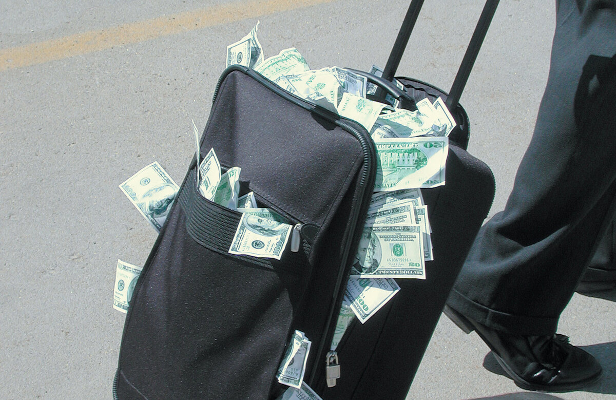 Источник: https://static.etaplius.lt/media/fb_og_image/5caf420e7d661/mike-johnson-nuotr-suitcase-full-of-money-1239905-aa.jpg