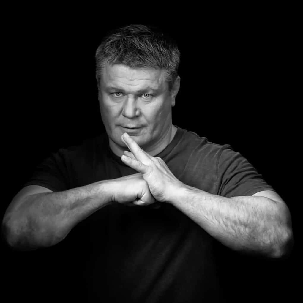 
Олег Тактаров всегда мечтал об актерской карьере. Он был робким и стеснительным мальчиком, ему очень нравилось читать приключенческие романы.
