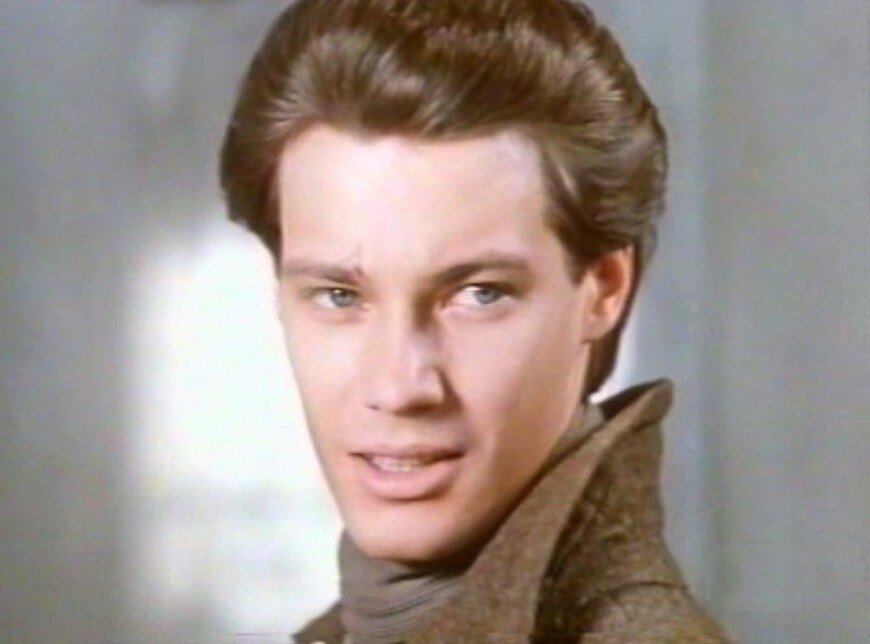 А еще через 16 лет появляется новый Павел Корчагин в сериале Николая Мащенко. Владимир Конкин. Это не живой рабочий паренек Виктора Перест-Петренко,не "Красный Иисус" Василия Ланового, это симпатичный робот,говорящий заученными правильными идеологическими блоками. Очень напоминает руководящих комсомольских работников 70-80-х годов. Тут не понятно с кого писался образ. Или Конкин брал их черты или они потом стали подражать ему. 