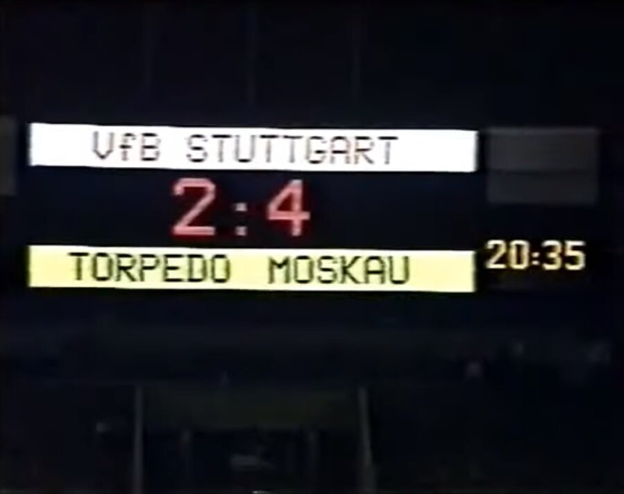 Табло стадиона в Штутгарте в перерыве матча. Скриншот ролика сделан мной.