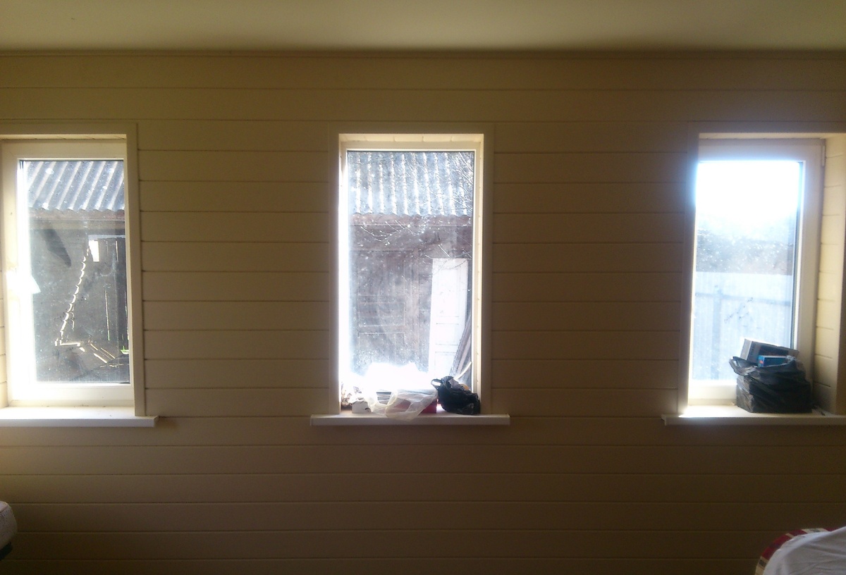 Стены зашиты  имитацией бруса