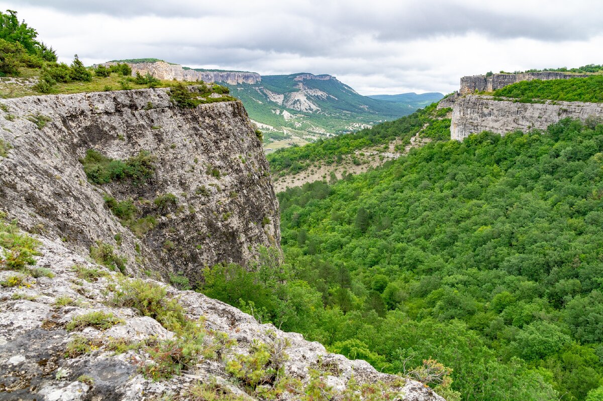 1. Вид сразу после выхода на скальную кромку. Слева продолжение обрыва (вдоль которого я прошёл для дальнейшей съёмки), справа мысы Приятный и Башенный.