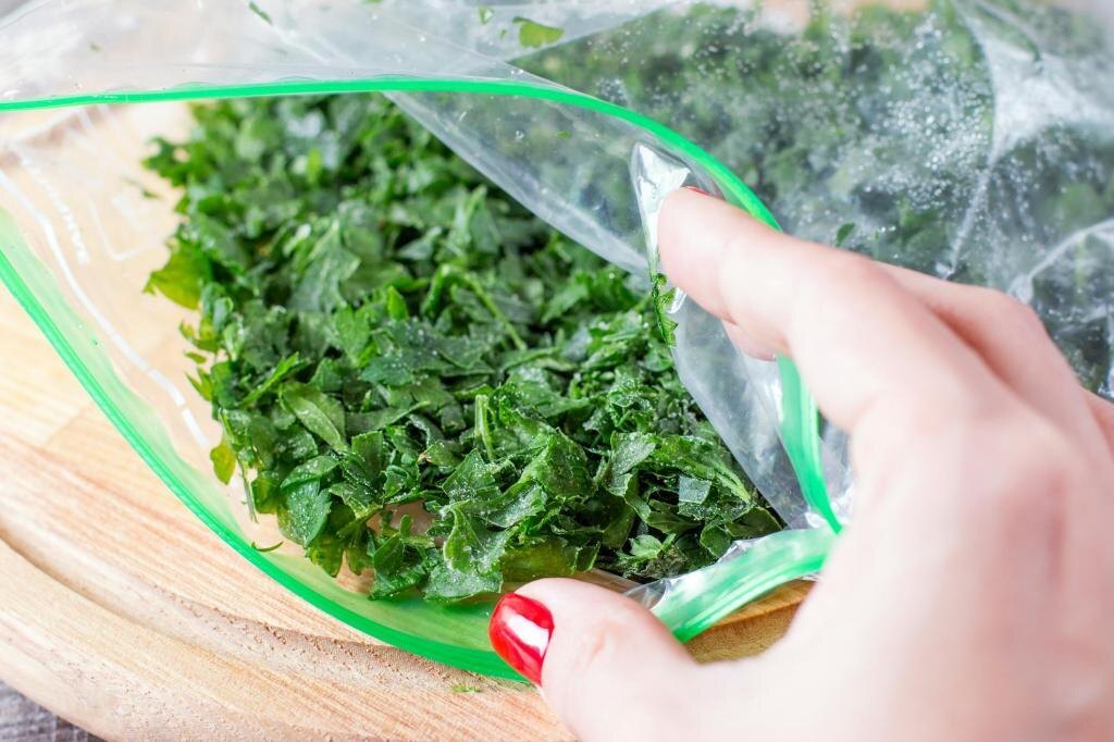 Очень удобны герметичные пакеты IKEA. 