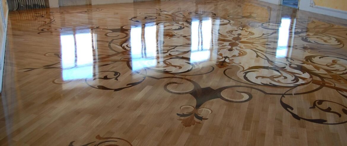 Художественный паркет в процессе отделки после нанесения лака