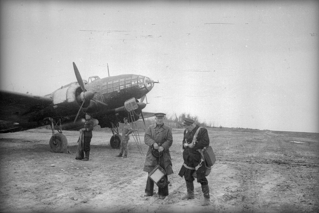 Фотограф Евгений Халдей примеряет парашют перед вылетом на съемку на торпедоносце ИЛ-4Т.