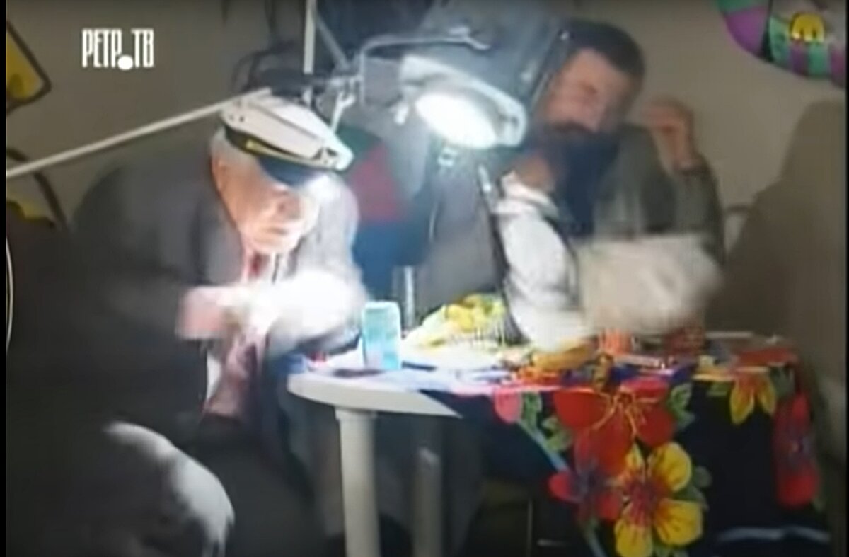 Кадр из передачи "Белый попугай"