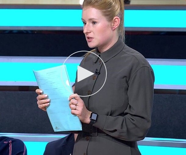 Аня рассказывает, как ей вновь удалось перехитрить бабушку: кадр из передачи "Звезды сошлись"