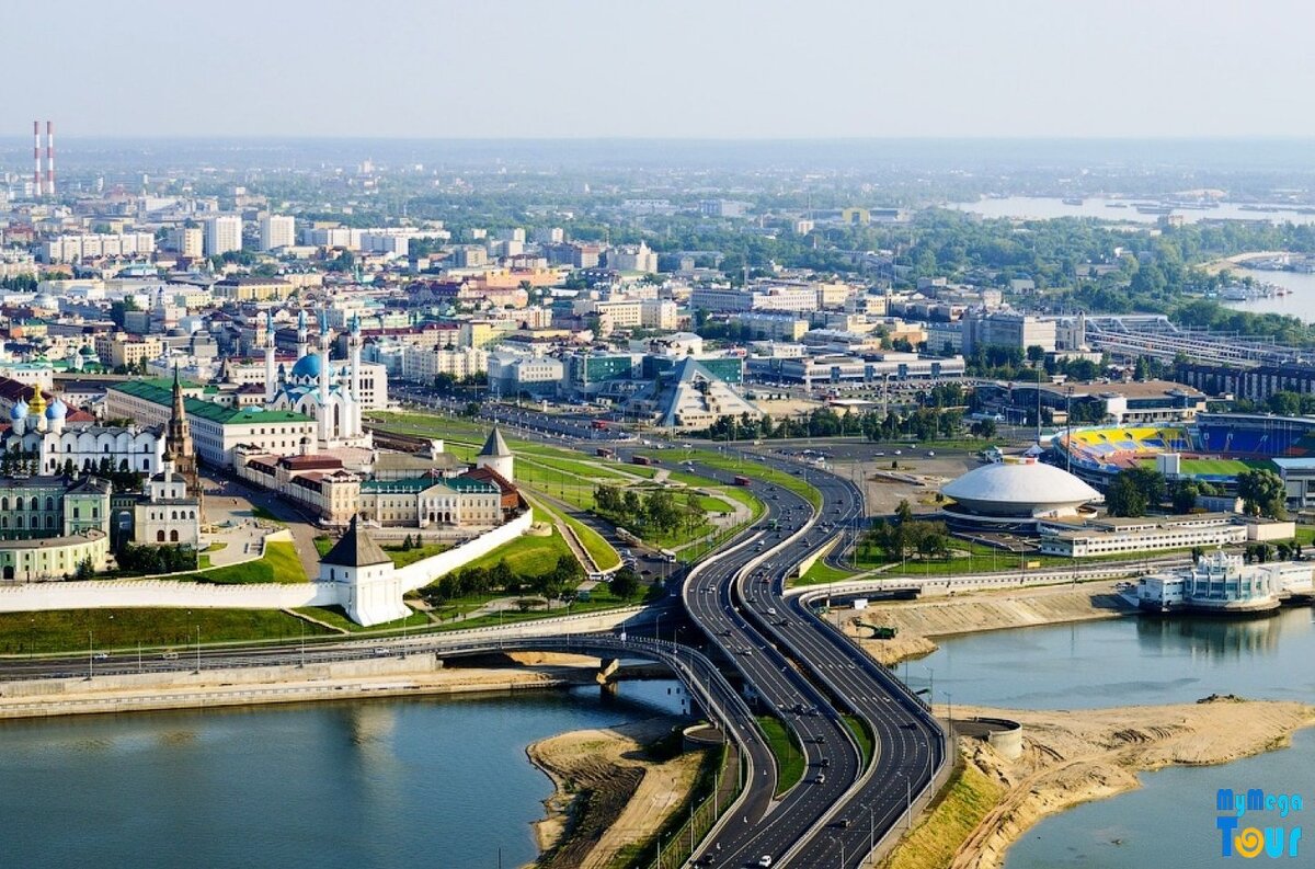 Столица рано. Кремлевская дамба Казань. Казань столица Республики Татарстан. Городской округ город Казань достопримечательности. Центр Казани с высоты птичьего.