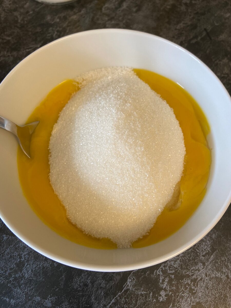 Желток сахар мука. Желтки с сахаром. Растереть желтки с сахаром. Компресс желток яичный с солью. Желток, мука, масло от кашля.