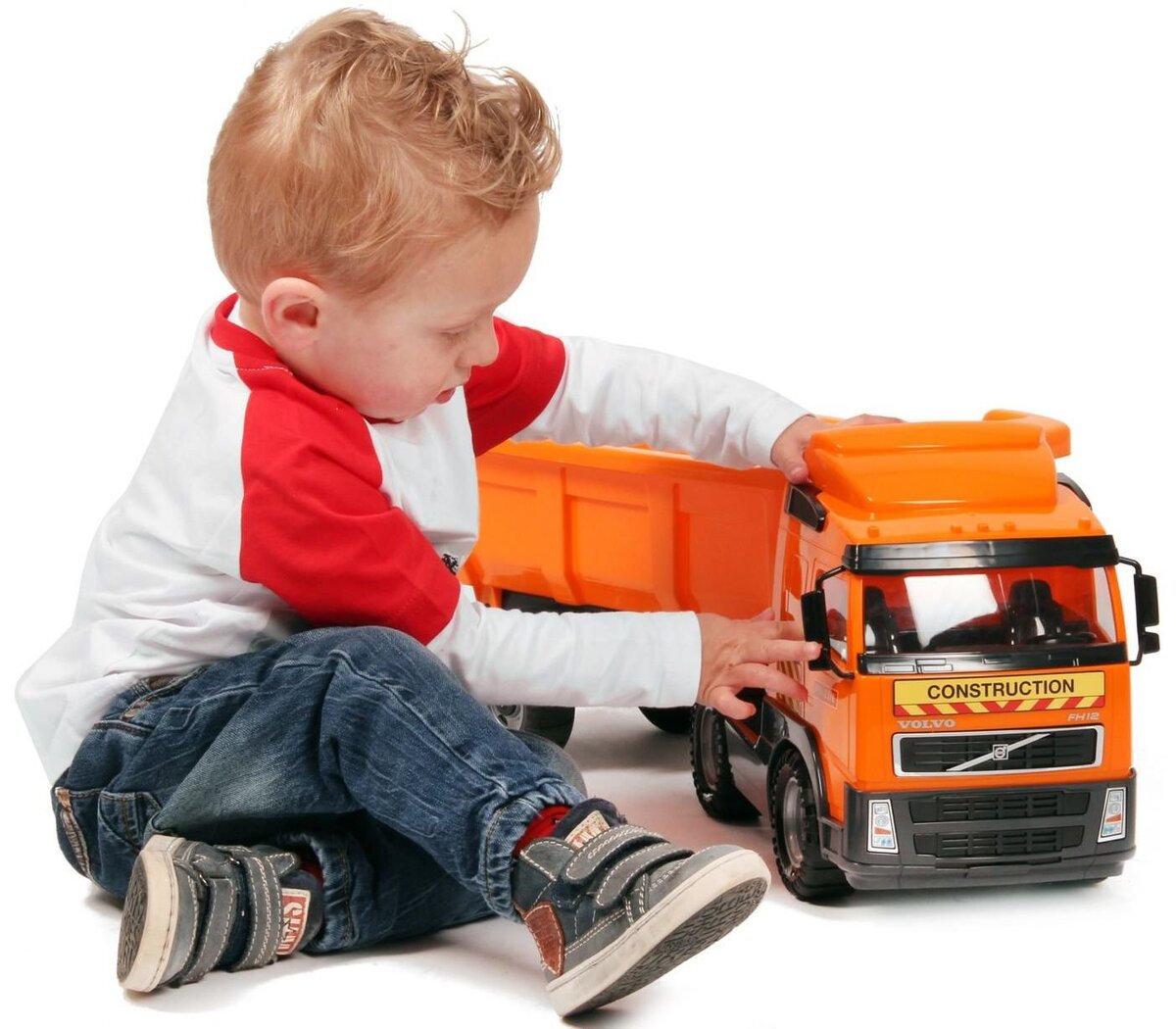 Мальчик играет в машину