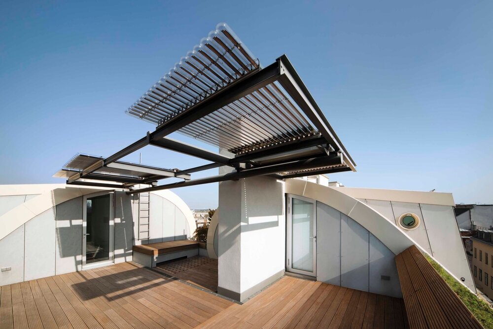 Вакуумный трубчатый коллектор для установки на балконах, террасах, фасадах, крышах. Смонтирован на адаптационной рельсовой платформе, позволяющей регулировать угол наклона гелиоаккумулятора. © Viessmann 3500 на 2400