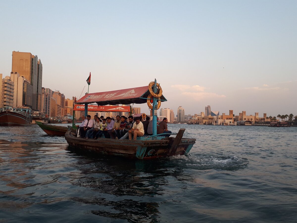 Лодка , на которой вы можете переправиться на другой берег через канал Дубай Крик