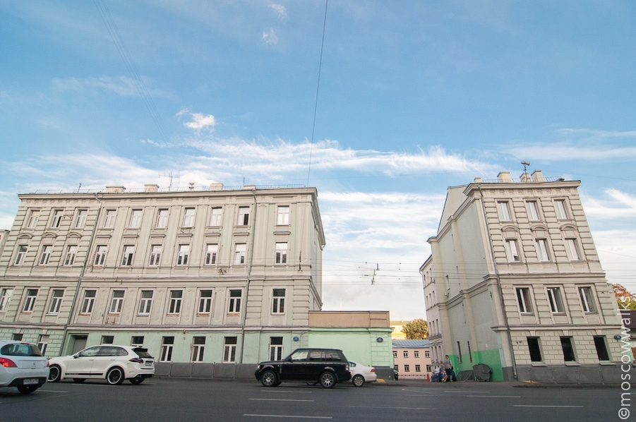 Москва, Метро Боровиская.  Здание разбито бомбой. 