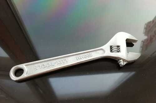 А вот и разводной ключ.