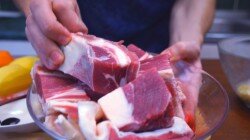 ШАГ 1:
Выбираем говядину на косточке, нарезаем, промываем, выкладываем в кастрюлю, заливаем холодной водой и варим периодически снимая пену один час.