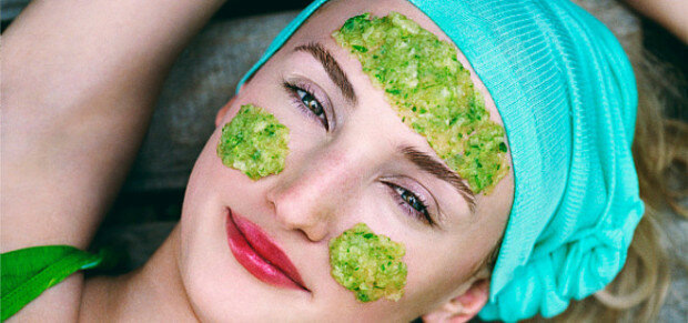 Многие овощи, которые мы используем для косметических масок, помогают и с отеками – просто мы об этом не знаем.