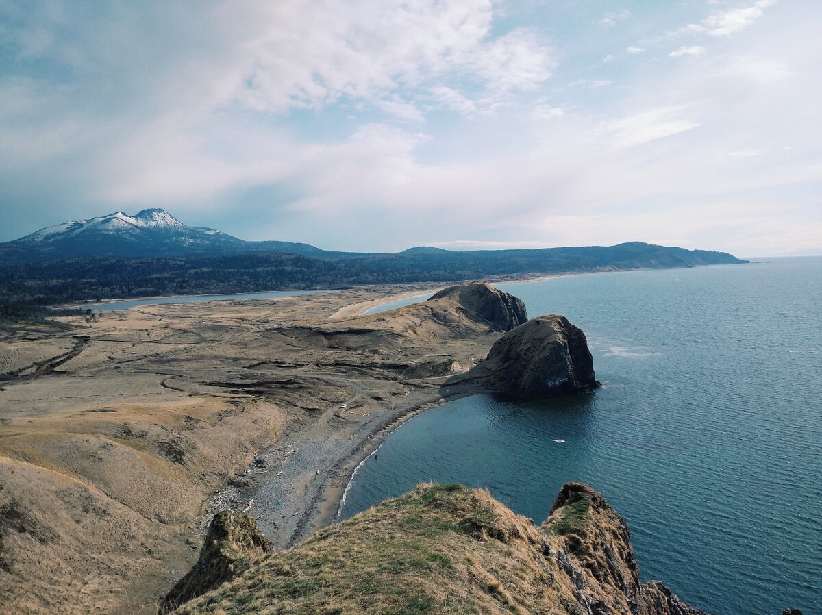 Берег Охотского моря, вид на вулкан Менделеева. 