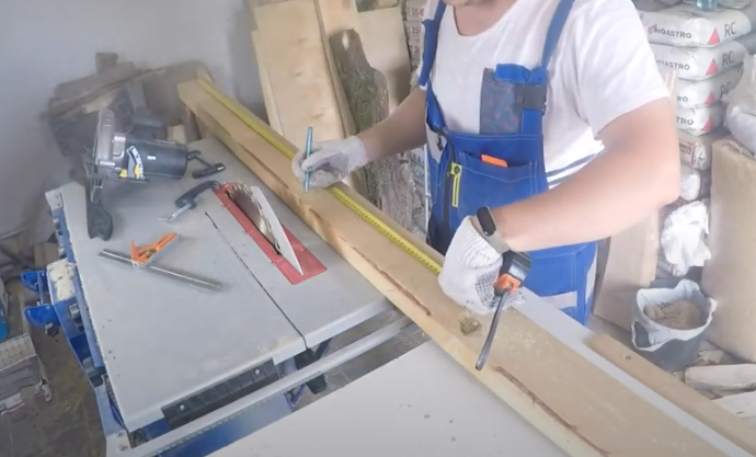 Делаем разметку и отпиливаем лишнее с помощью "торцовки".