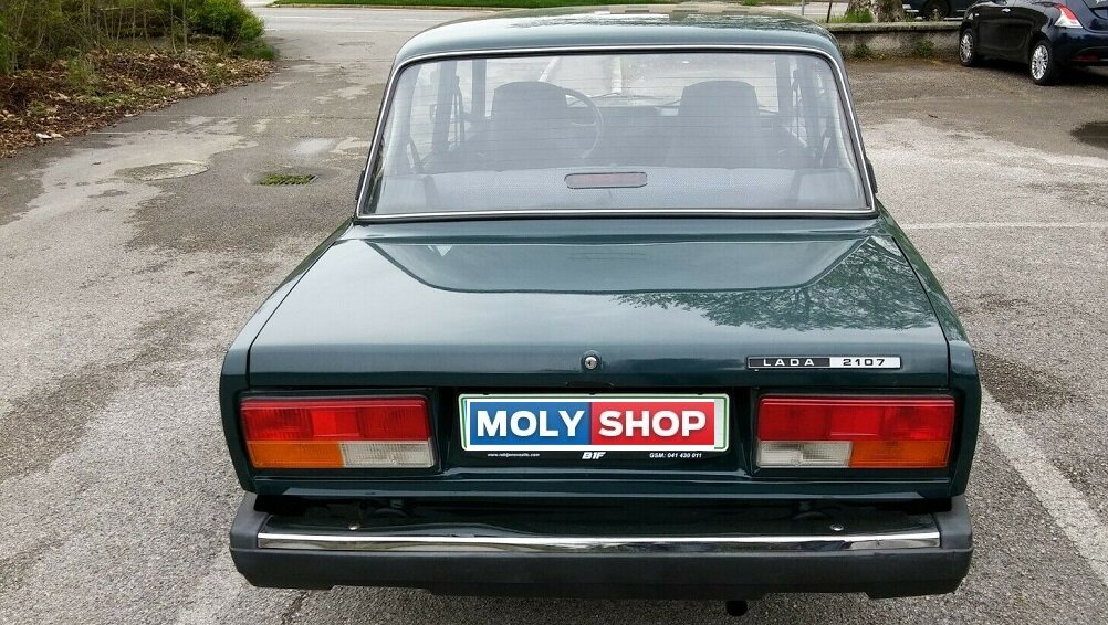 Задняя часть кузова семерки с новыми фонарями 