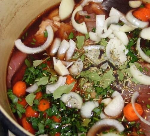     Для маринада нам понадобится: крупно нарезать одну морковку и одну луковицу. Затем мелко порубить зелень и разломать 5 листочков лаврового листа. Положить в кастрюлю целый кусочек мяса,можно разрезать пополам,только не мелко. Залить его вином и добавить:лук, морковь, петрушку, лавровый лист, 4 бутончика гвоздики, розмарин. Все это поставить в холодильник на 12 часов,а лучше на 18,чтобы хорошенько настоялось. Желательно делать маринад за день до того,как Вы решили взяться за приготовления мяса.   