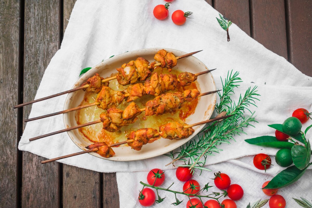 На шпажках можно готовить любое мясо. Фото с сайта freepik.com