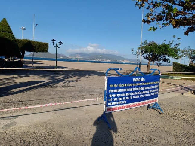 Главный пляж в Нячанге пока что еще закрыт для посещения.