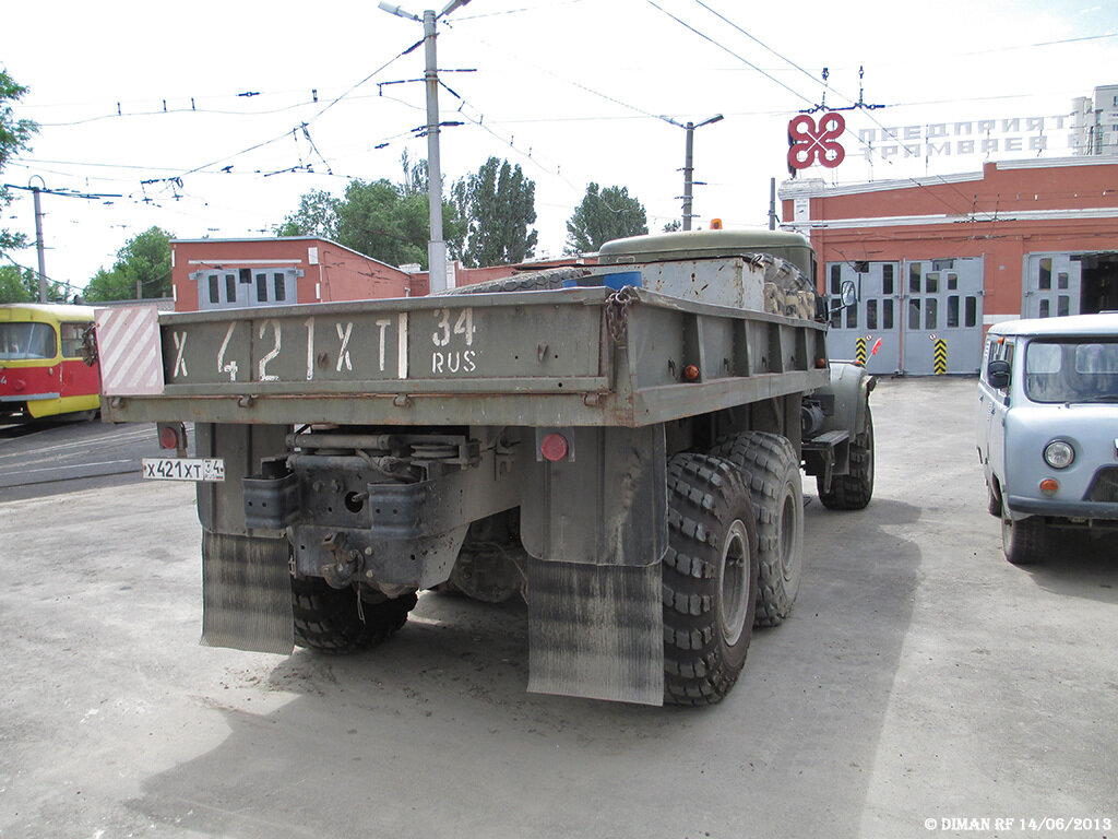 К нему цепляют трейлер для перевозки трамваев, а троллейбусы он перевозит на жёсткой сцепке.