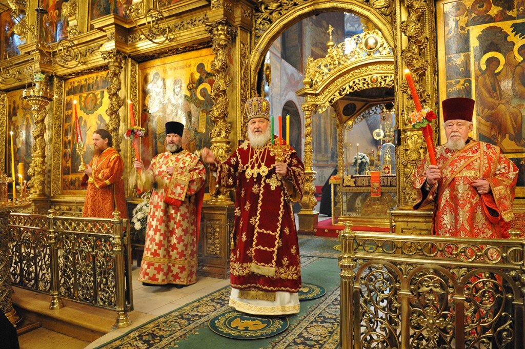 http://www.russiainside.com/wp-content/uploads/2015/04/Russian-Easter-Russian-Orthdox-Customs-and-Traditions-Inside-Church-1024x681.jpg