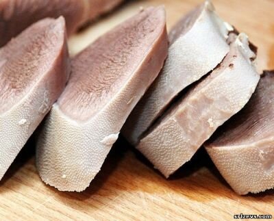 Сегодня познакомлю вас с рецептом приготовления вкусного варёного свиного языка. Первые мои попытки его приготовить были несколько не удачны, так как первый раз я его не доварил, второй раз получилось нормально, но привкус свинины был довольно сильный. С третьей попытки сварить свиной язык все получилось даже лучше чем я планировал.  
Ингредиенты для приготовления варёного свиного языка
1. Свиной язык 2-3 штуки

2. Половинка чайной ложки зиры

3. Два лавровых листика

4. Столовая ложка уксуса 

5. Четверть чайной ложки кориандра в зернах или пятая молотого

6. Черный молотый перец или в зернах по вкусу

7. Чебрец хорошая щепотка

8. Соль по вкусу

Рецепт приготовления вкусного варёного языка
По большому счёту свиной язык можно просто сварить со специями, ободрать и вы получите кусок вареного мяса с привкусом свиньи.

Я же готовлю его в два приема - первое это промываю свиной язык, после чего заливаю в кастрюле водой, добавляю щепотку зиры, ложку уксуса, лавровый лист и варю после закипания минут 15-20.

Снимаю с огня,  сливаю бульон, даю языкам чуть остынуть, после чего снимаю остатки шкурки с него. Далее рекомендую использовать скороварку, получается раза в два быстрей, если нет, то не проблема просто варим в кастрюле.

Заливаем языки в скороварке водой, добавляем специи - щепотку зиры, лавровый лист, щепотку черного и белого перца, немного кориандра и щепотку сухого чебреца, солим по вкусу, я добавляю чайную ложку соли, после чего закрываю скороварку и ставлю на огонь, после первого сброса пара, варю на малом огне 35 минут, если вы варите в обычной кастрюле, то после закипания уменьшаете огонь и варите часа полтора, если не хотите жевать резину. Снимаем с огня кастрюлю, перекладываем языки на тарелку.

Вареный язык можно употреблять как теплым, так и охлажденным! Нарезаем его на продольные дольки наслаждаемся вкусом вами приготовленного нежнейшего свиного языка.